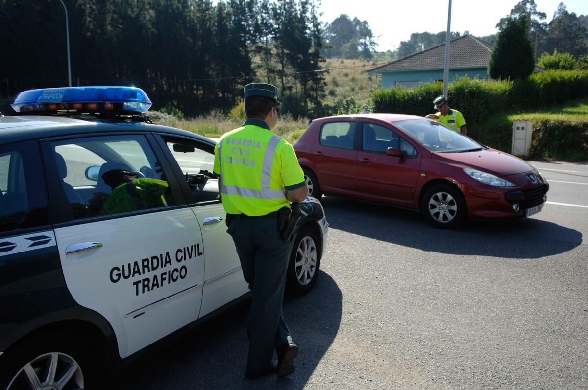 LA GUARDIA CIVIL DE TRAFICO REALIZA UN CONTROL