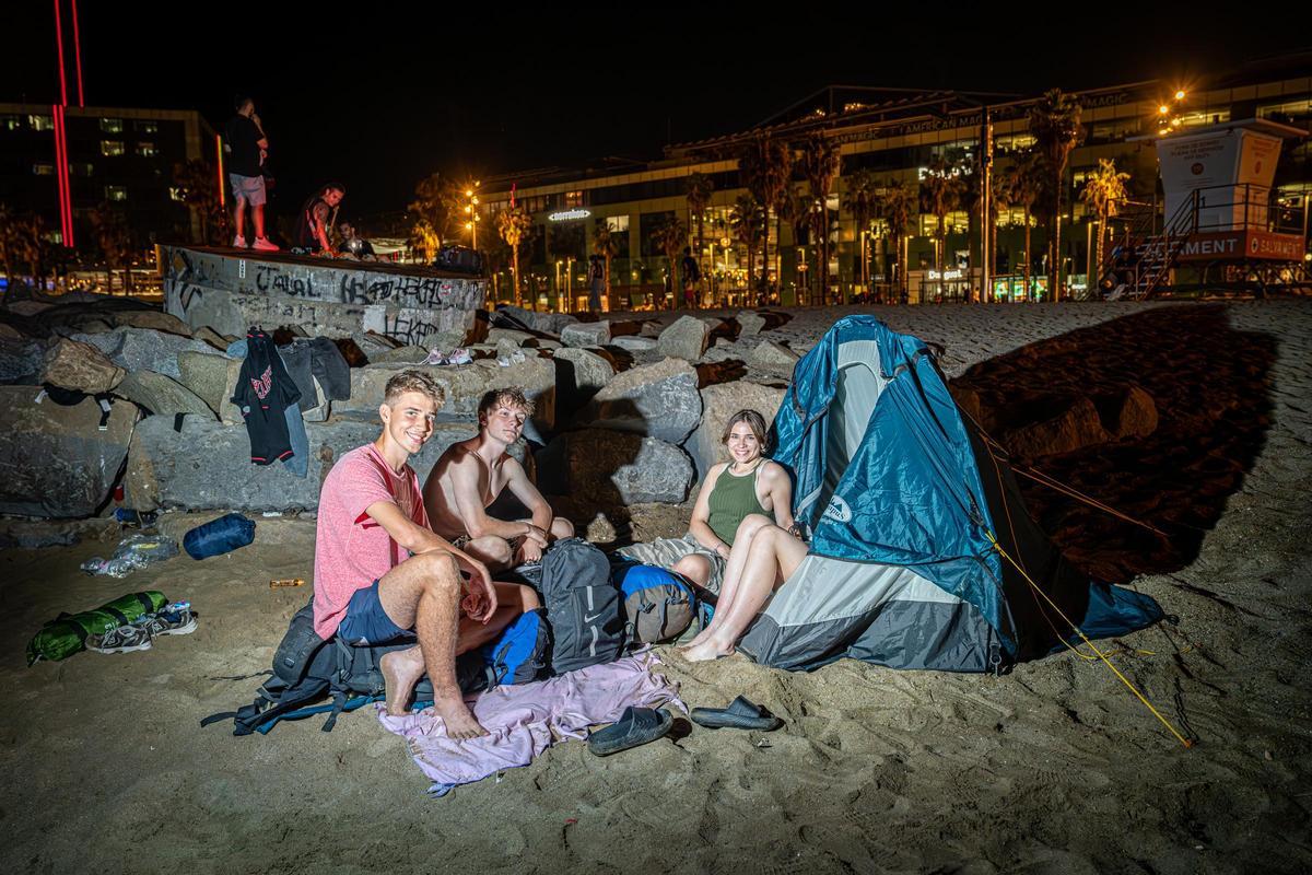 Refugio nocturno: Barcelona se refresca y descansa en sus playas durante las noches calurosas