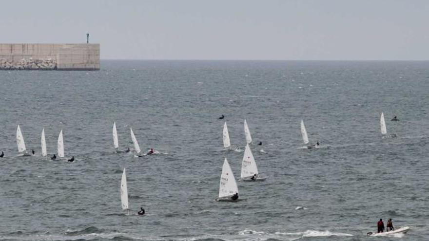 Los regatistas que participaron en la Copa de España láser 4.7, durante la prueba de ayer en la bahía gijonesa.