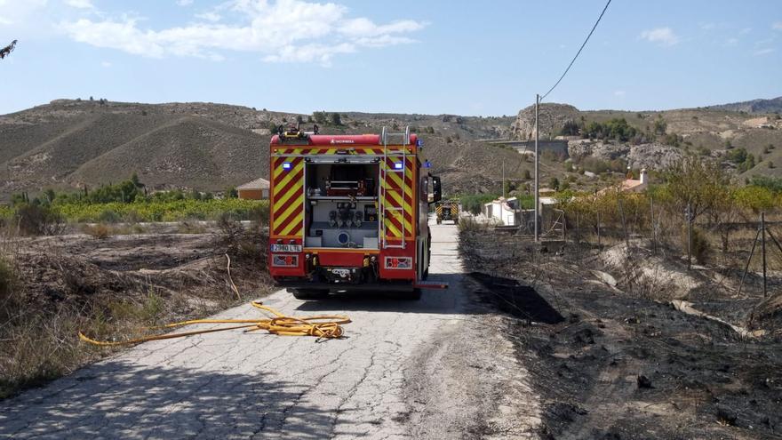 Buscan a un pirómano por provocar un incendio detrás del Castillo de Mula