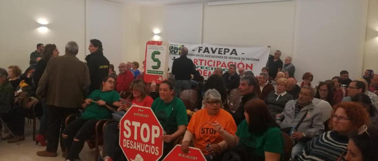 Tere, a la derecha con jersey de rayas, con miembros de la PAH durante el pleno de ayer.