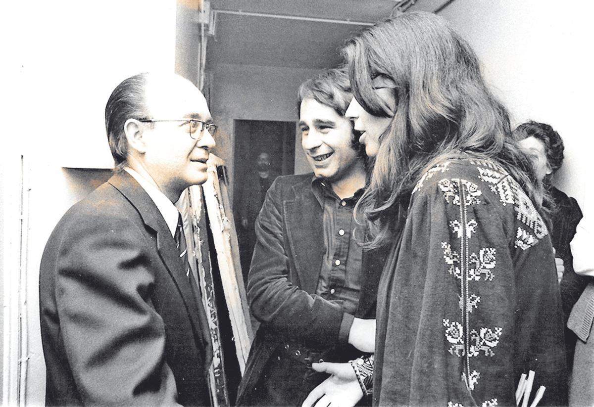 Vicent Andrés Estellés saluda en los camerinos a Ovidi Montllor y Maria del Mar Bonet tras su concierto celebrado en el Olympia de París en abril de 1975. MARIA DEL MAR BONET