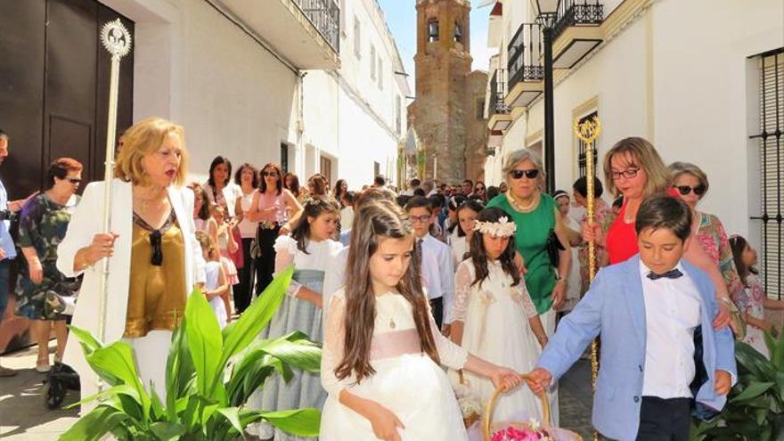 Los niños de Primera Comunión acompañan la procesión dominical