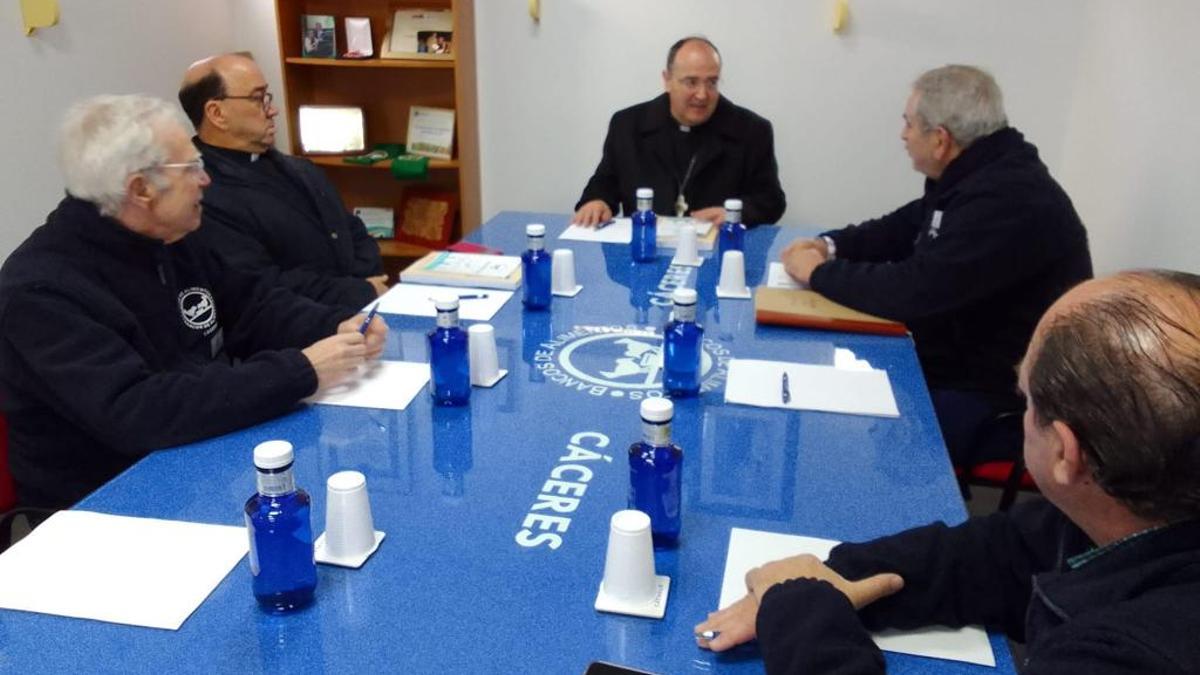 El obispo, durante su visita al Banco de Alimentos de Cáceres.