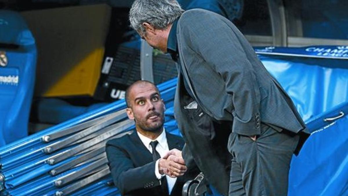 Mourinho saluda a Guardiola a su salida al campo.