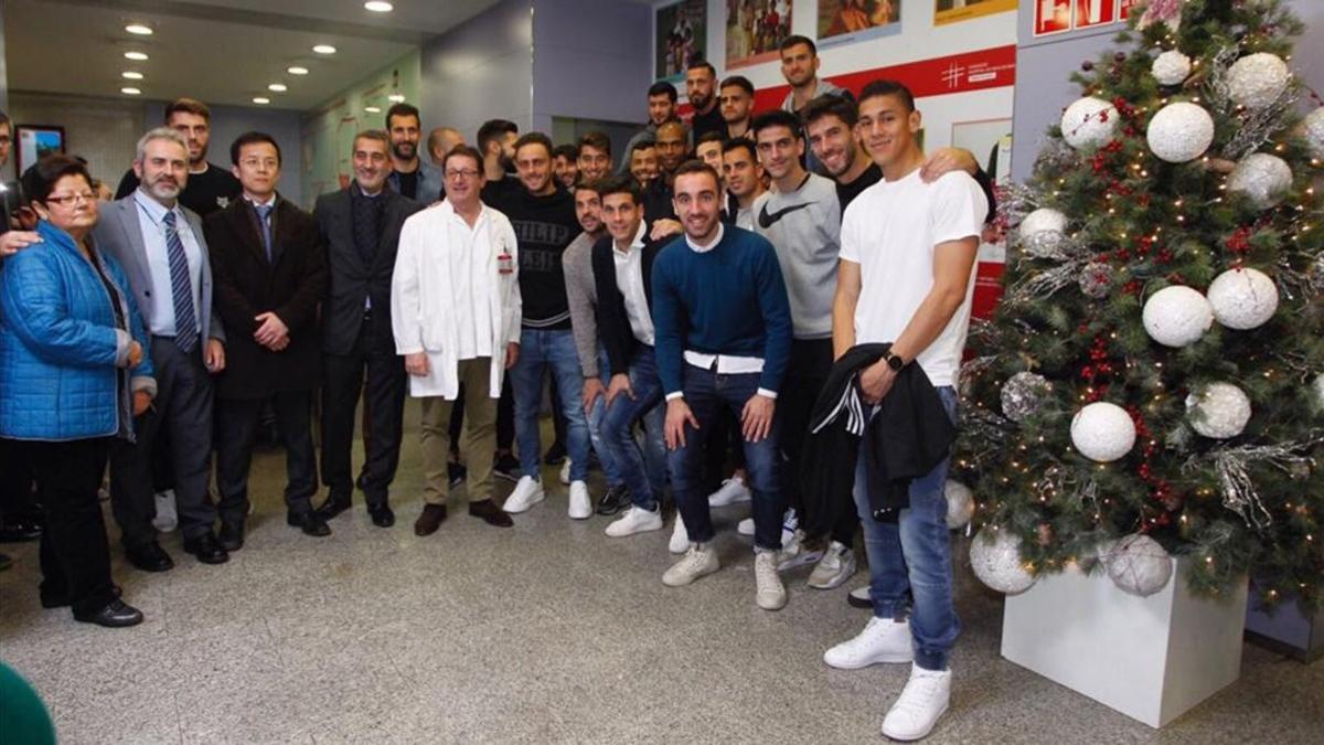 El Espanyol ha visitado a los niños del Hospital de Nens de Barcelona