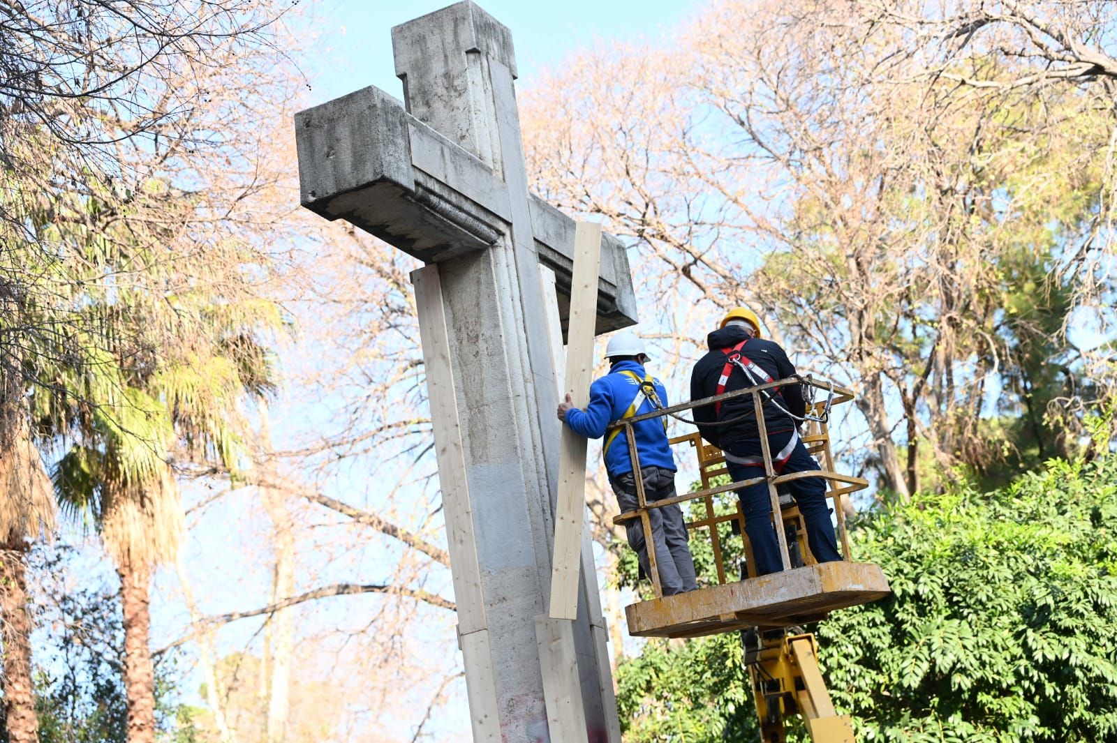 Todas las imágenes del 'Día D' la retirada de la cruz del Ribalta en Castelló