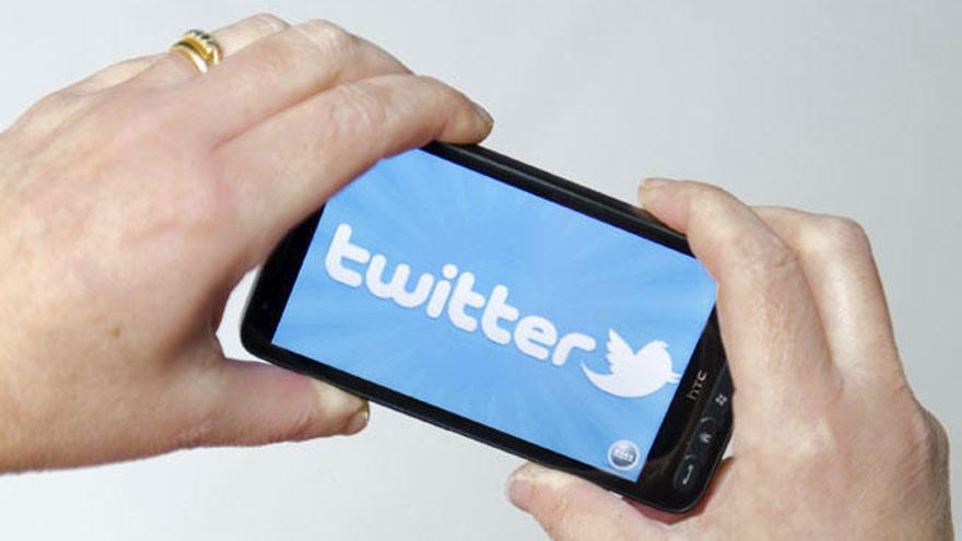 Twitter permite enviar mensajes a grupos.