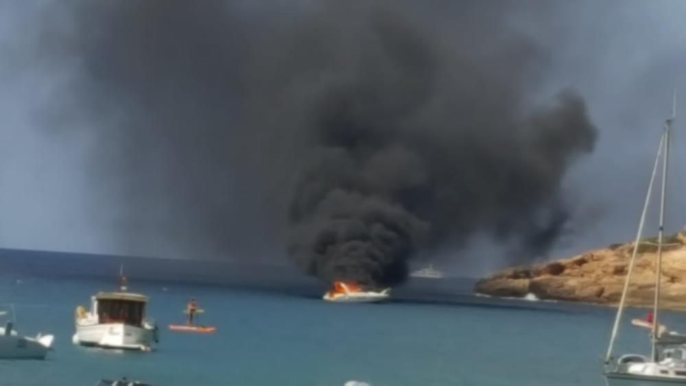 Arde una lancha en Port Adriano