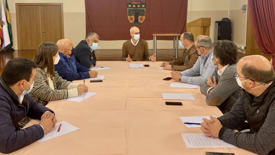 Reunión de los alcaldes para acordar un escrito contra los eólicos.