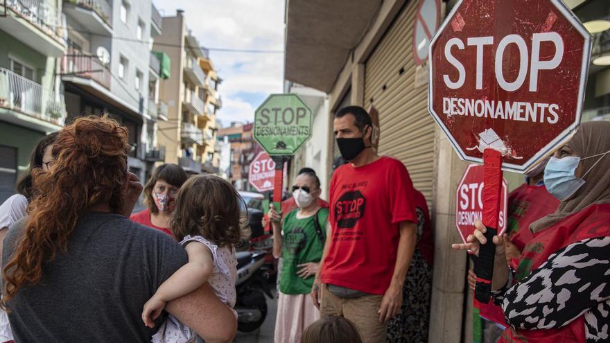 Membres de la Plataforma d’Afectats per la Hipoteca donant suport a una família que havia de ser desnonada | DAVID APARICIO