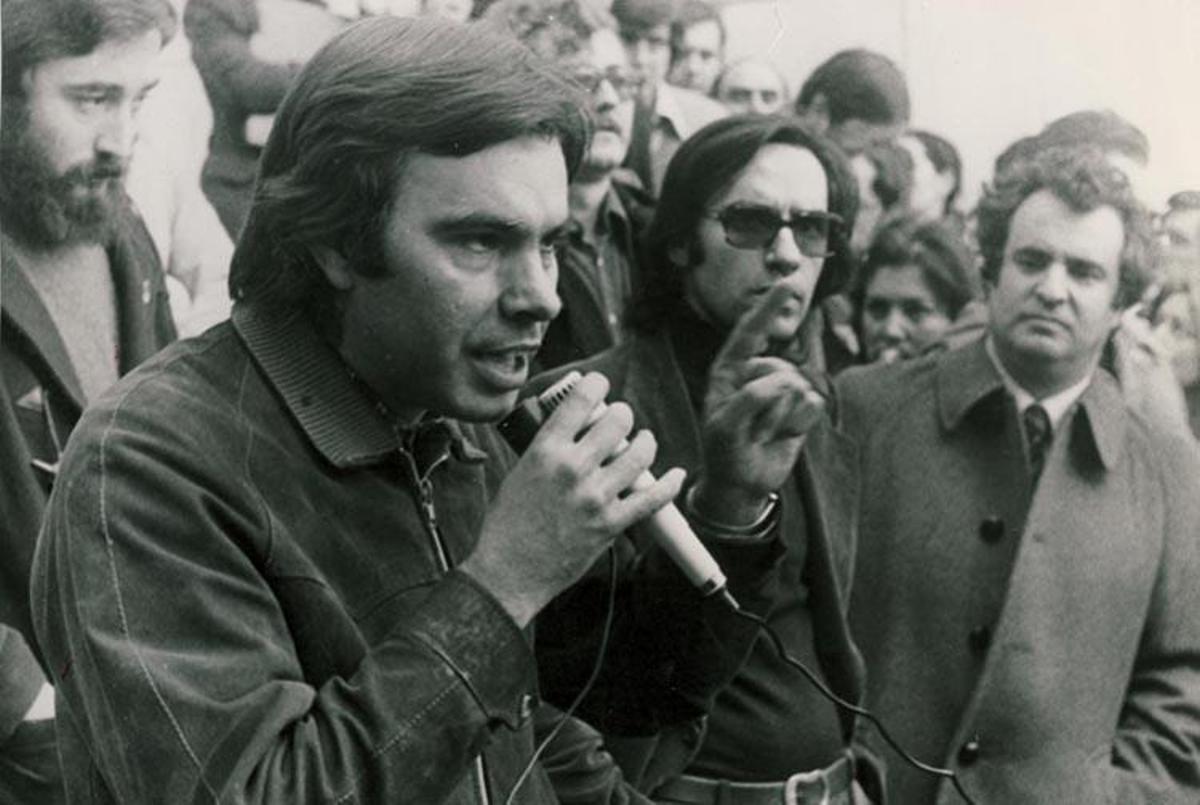 Felipe González, con Alfonso Guerra y Enrique Múgica a su izquierda, en el Congreso de Suresnes.