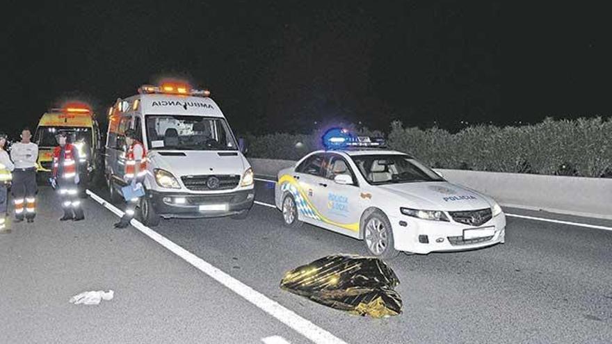 Efectivos sanitarios y policías junto al cadáver del ciclista atropellado en mayo de 2015 en la carretera de Manacor, en Palma.