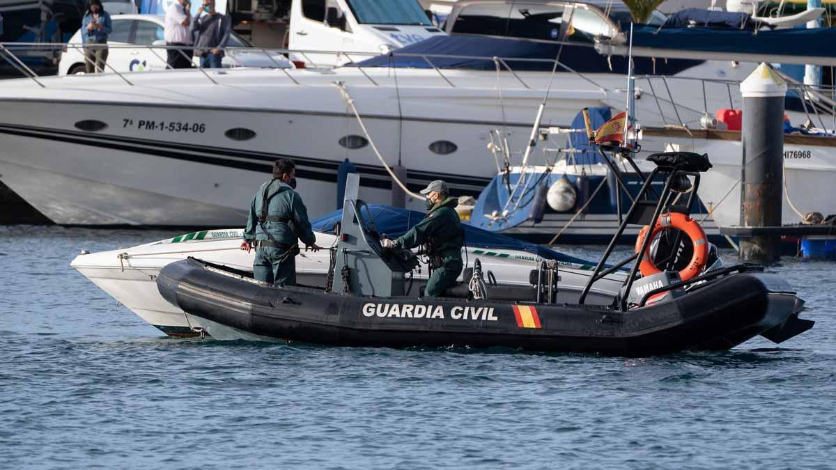 Agentes de la Guardia Civil remolcan la embarcación del padre de Anna y Olivia, Tomás Gimeno.