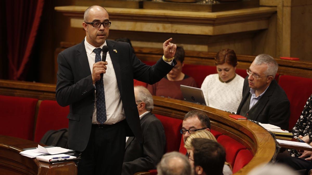 Buch niega injerencias en Mossos ante críticas de oposición por maniatarlos.