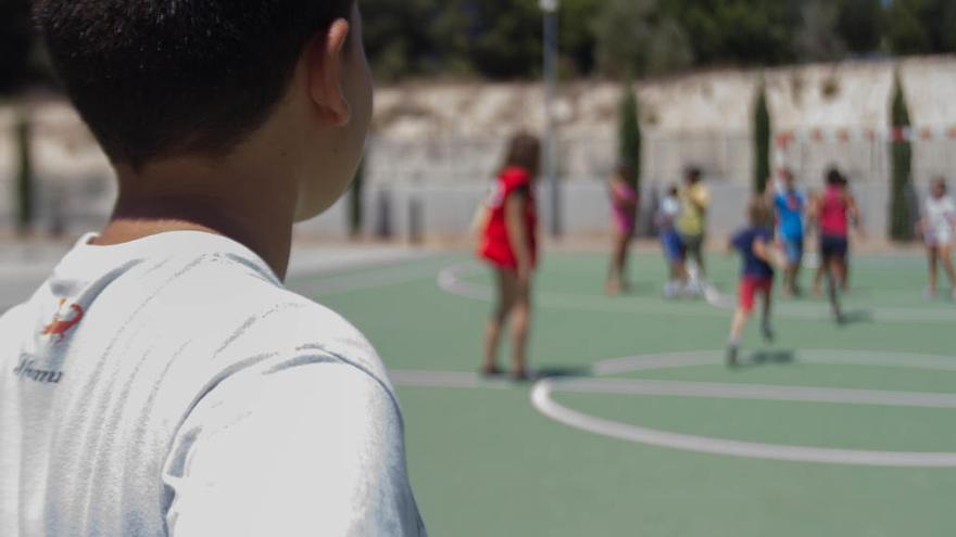 Escolares jugando en el patio de un colegio.