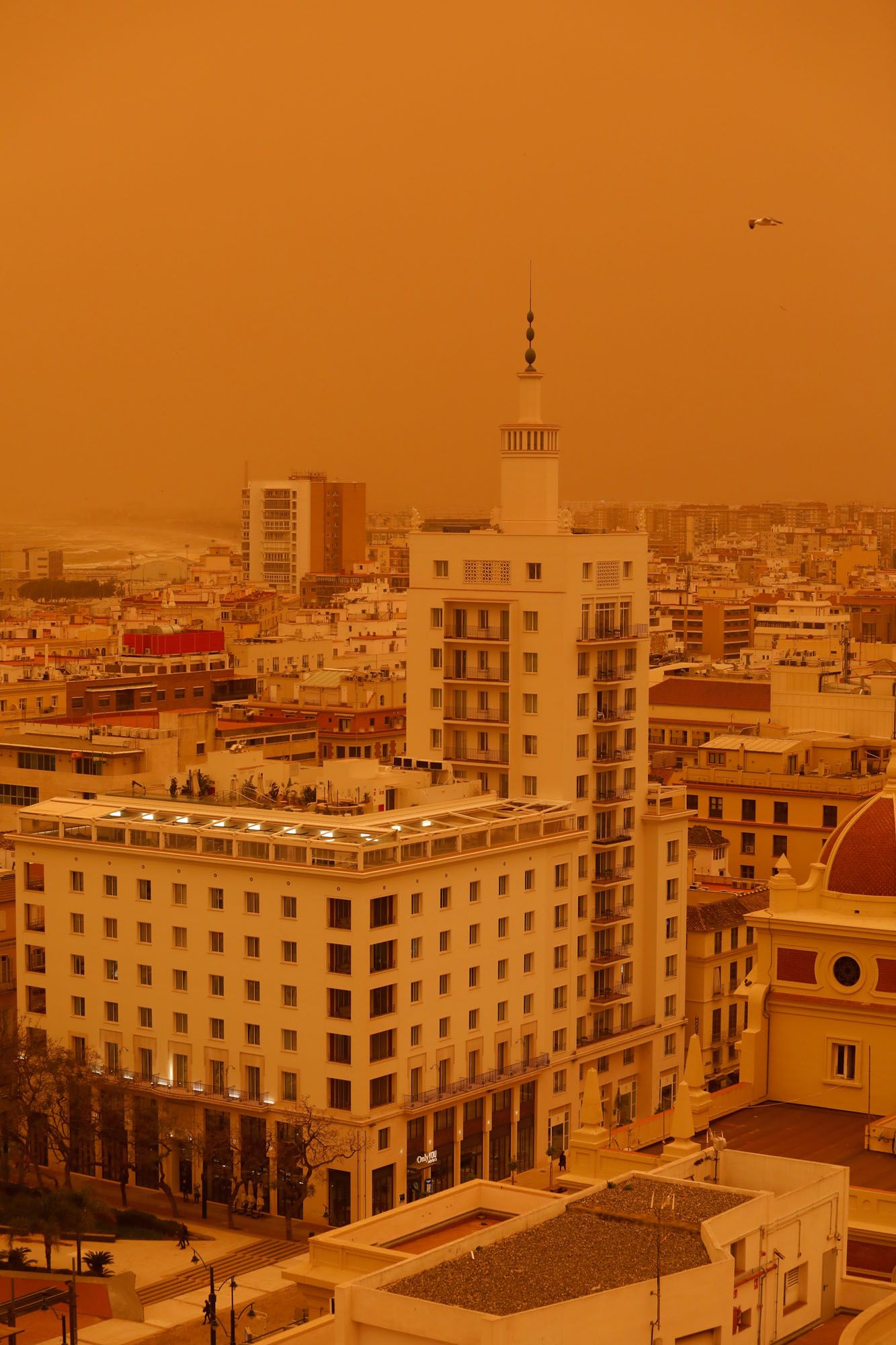 La calima vuelve a cubrir los cielos de Málaga