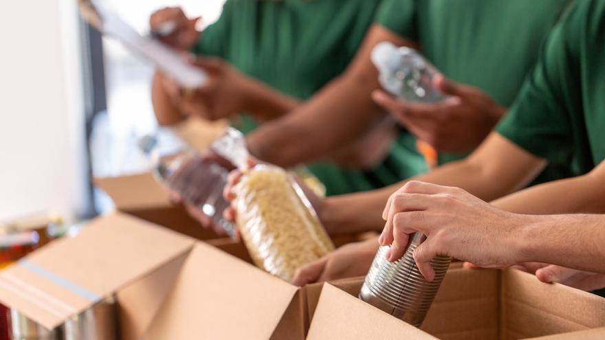 Mercadona dona dos furgonetas y productos para 20.000 necesitados en Castellón