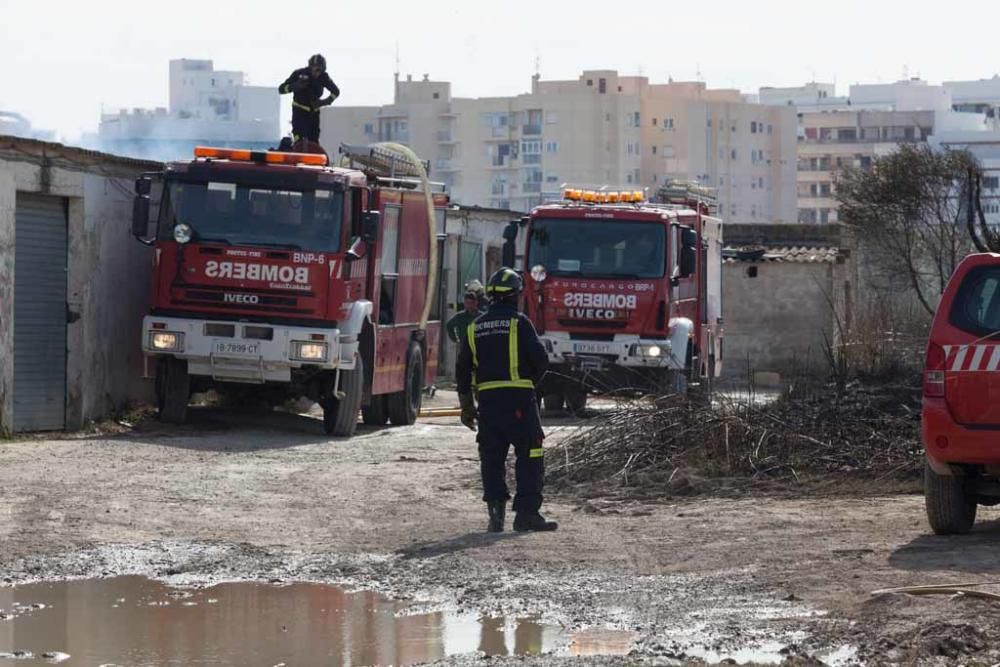 El fuego comenzó entre el cinturón de ronda y la rotonda del colegio Joan XXIII