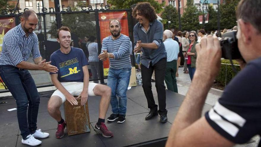 Rafael Michiels toca la caja junto a los artistas flamencos.