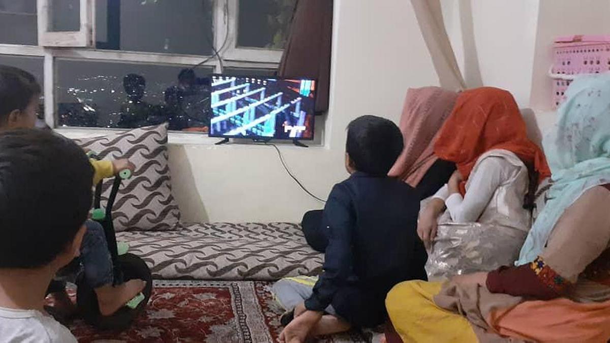 Noche en casa de Wajiha. La familia ve la televisión.