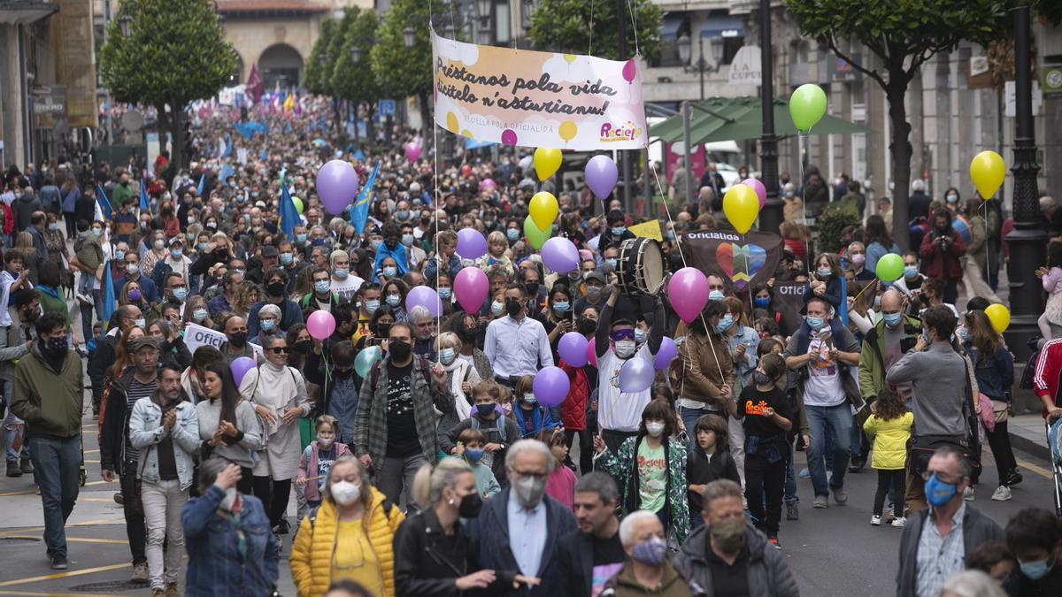 Los partidarios de la cooficialidad del asturiano se manifiestan en Oviedo