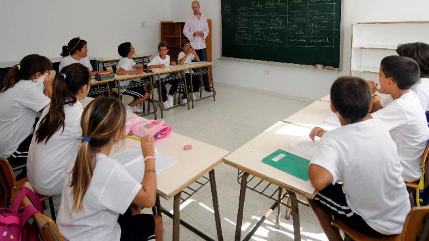 Alumnos canarios durante una clase escolar en una imagen de archivo.