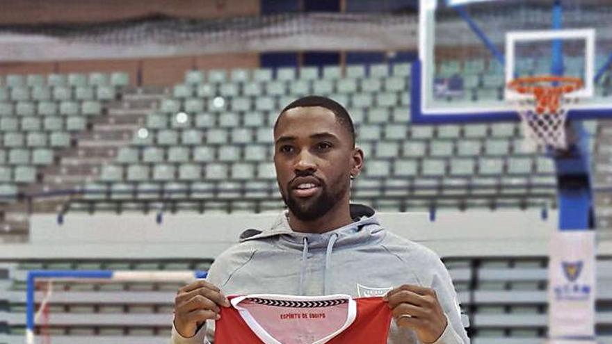 Isaiah Taylor, a la izquierda, ayer en su presentación; y Frankie Ferrari, a la derecha.