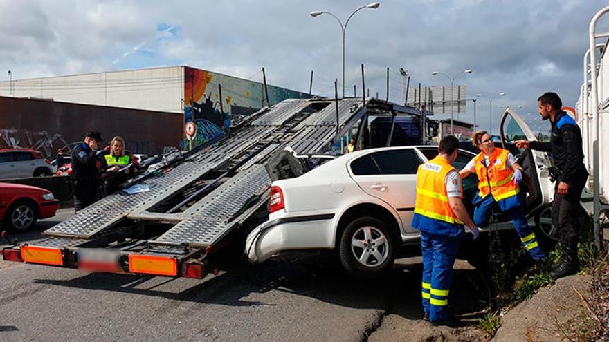 Un camión se lleva por delante tres coches aparcados en Bouzas