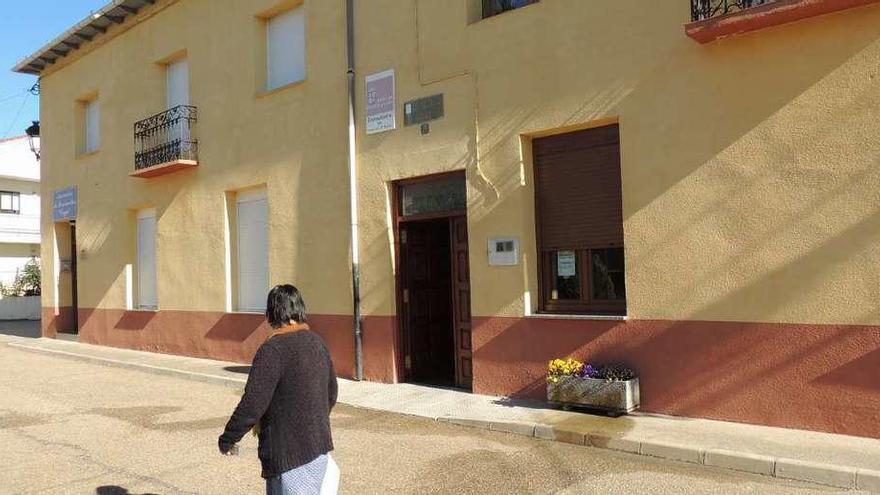 Una vecina camina delante del consultorio médico de San Pedro de Ceque.