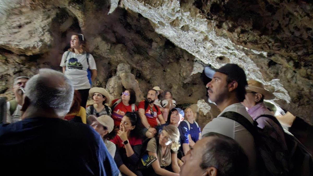 Participantes de la ruta en el interior de una de las cuevas de La Araña