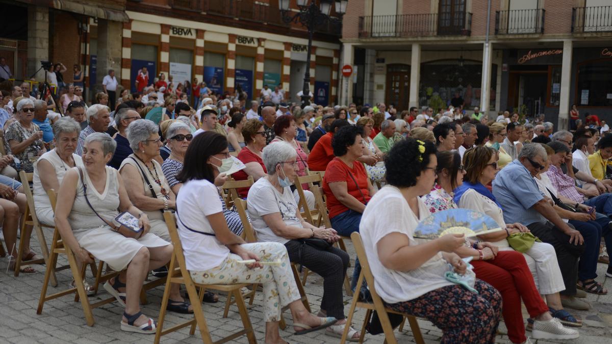 Numeroso público acudió al concierto de la cantante zamorana.