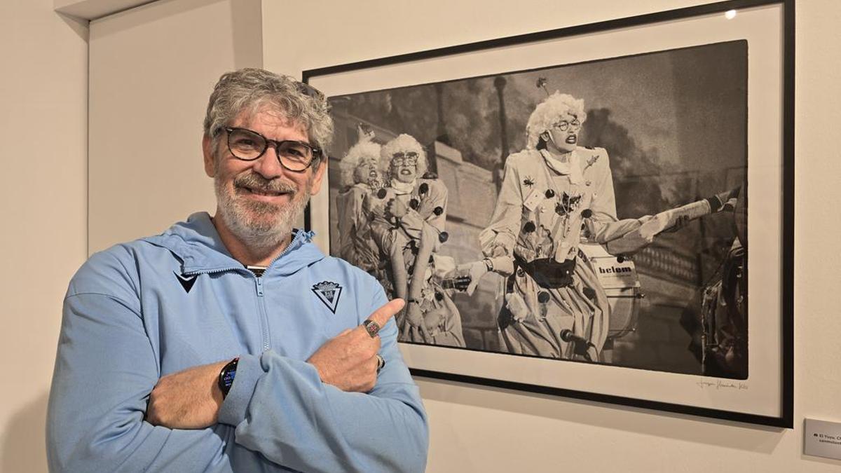 El Yuyu junto a una fotografía de Kiki en la que sale cantando con 'Los sanmolontropos verdes'