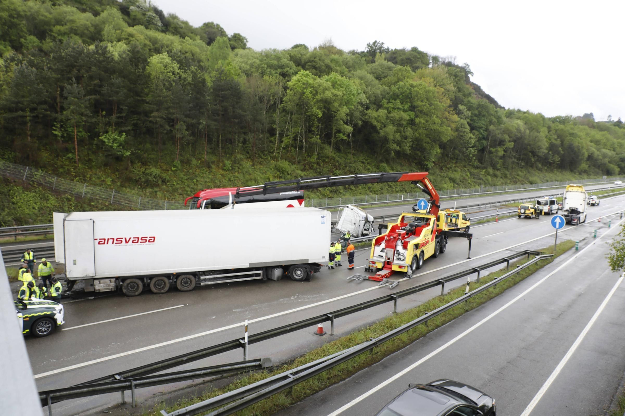 EN IMÁGENES: El brutal accidente de un camión en la A-64