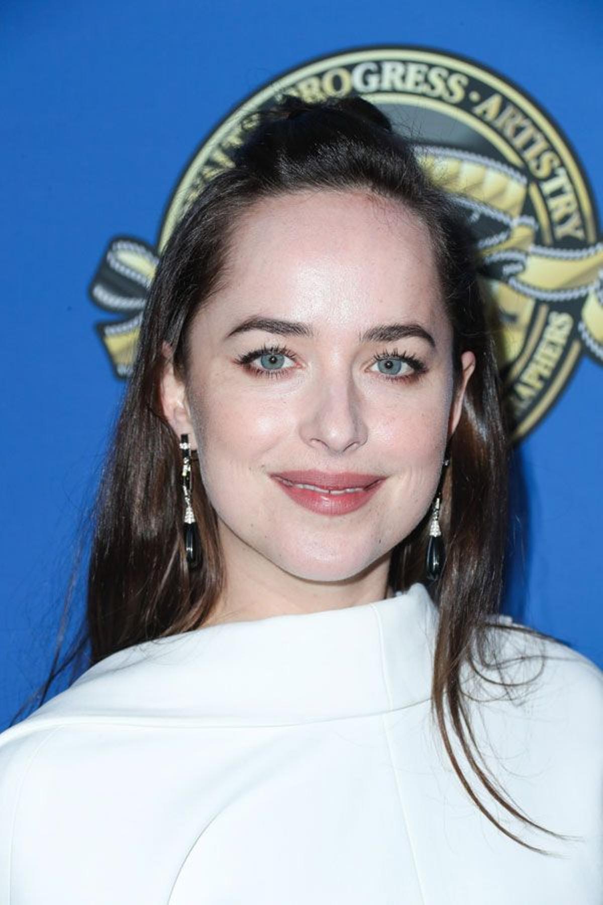 El maquillaje de Dakota Johnson en los ASC Awards