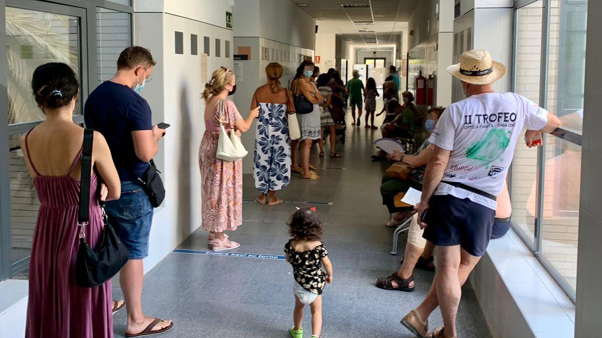 Pacientes en un centro de salud de Alicante este verano