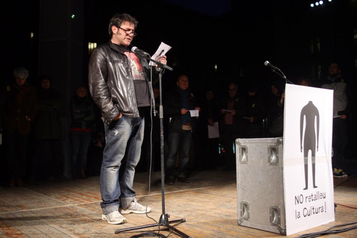 El actor Sergi López interviene durante los actos de protesta del sector de la cultura en Barcelona contra los recortes presupuestarios.