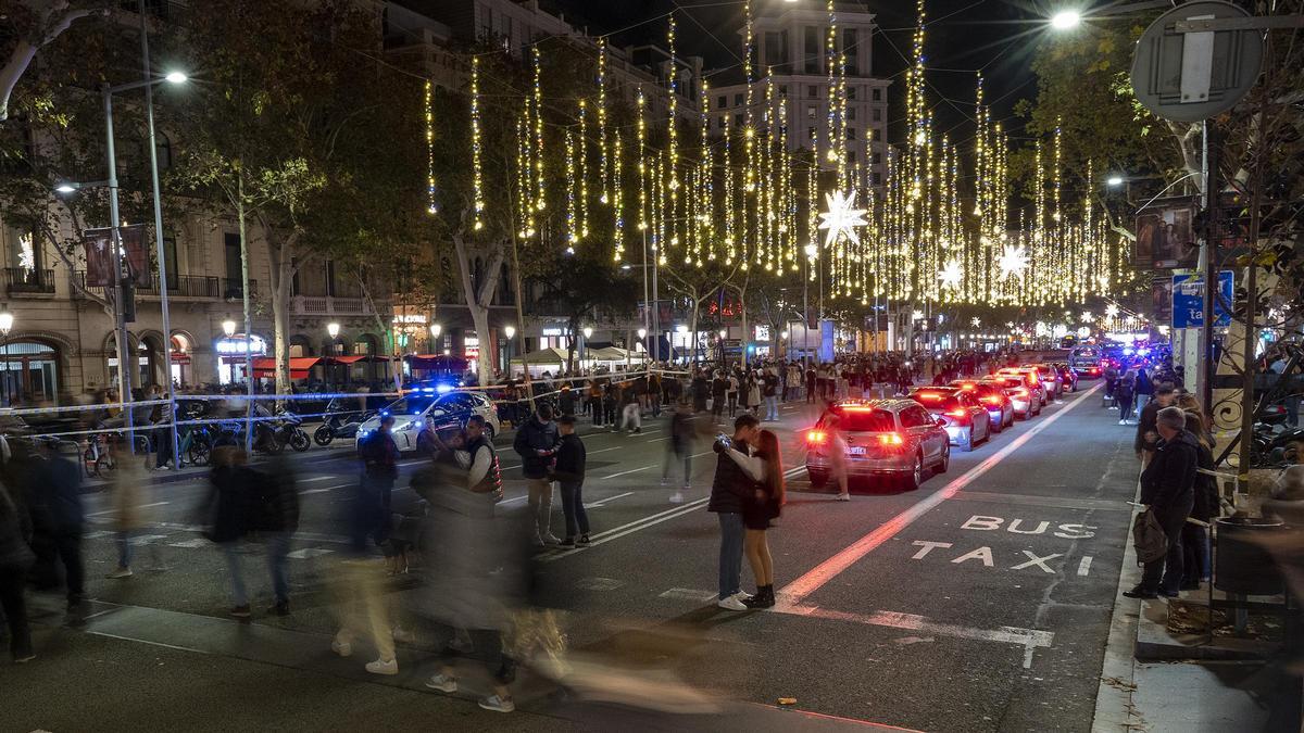 El centro de Barcelona abarrotado de gente bajo las luces de decoración de la Navidad.