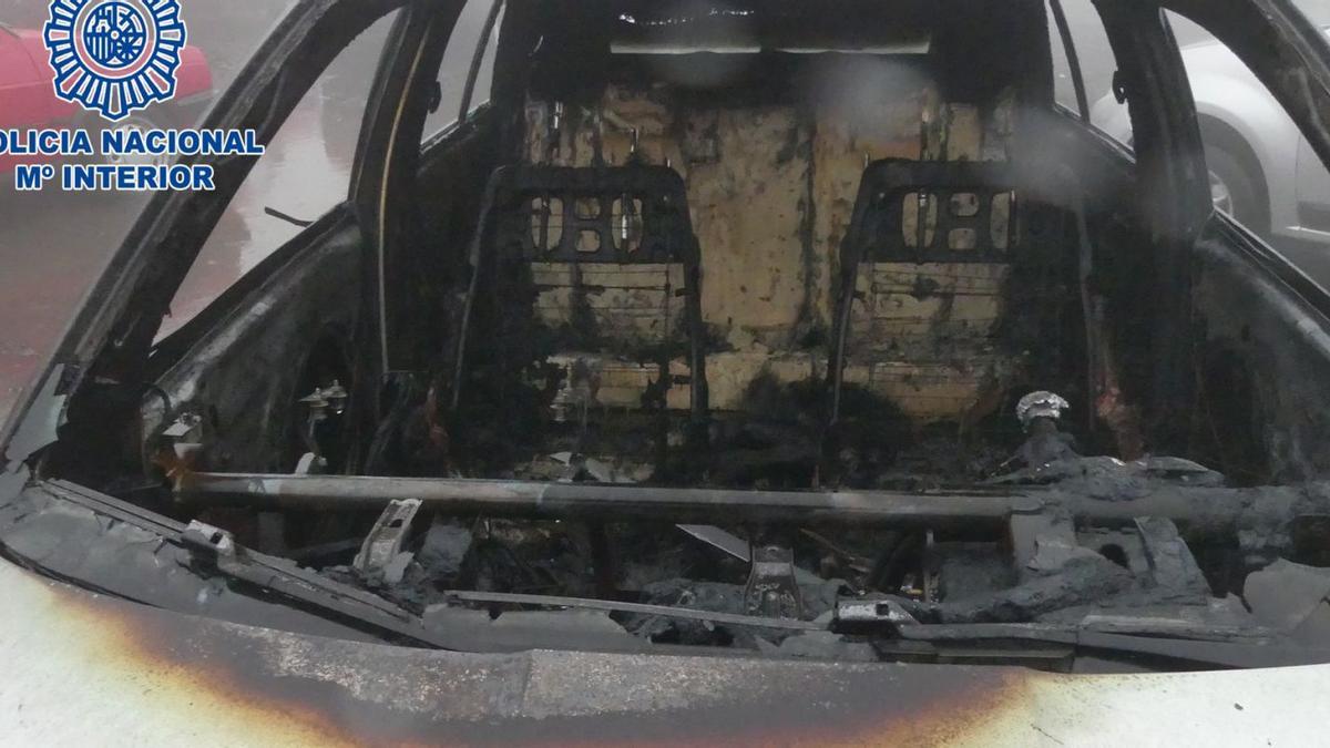 Uno de los vehículos quemados presuntamente por el ahora acusado. |