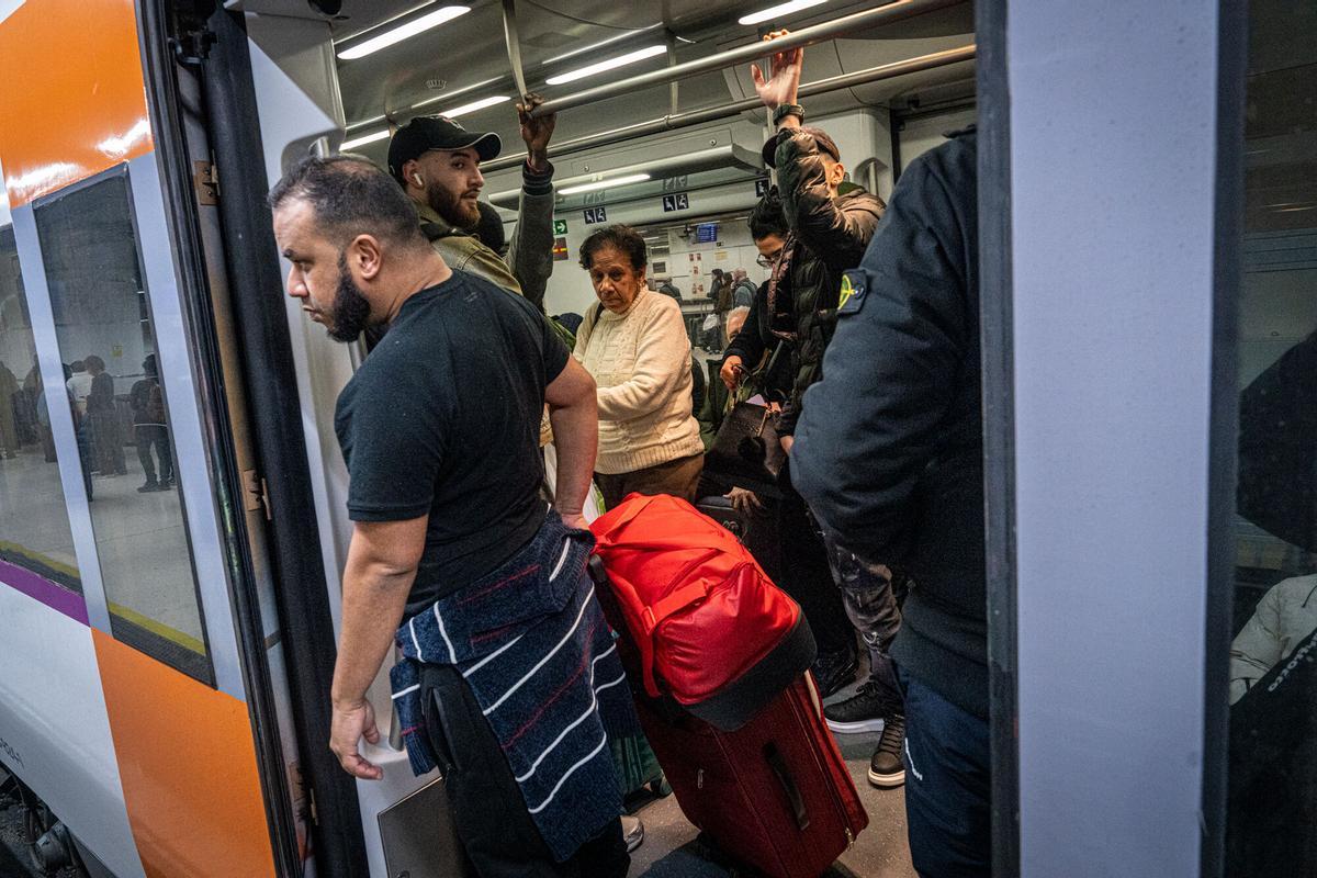 Ambiente esta tarde en la estación de  Sants de Barcelona. Trenes saturados y retrasos, tras el temporal