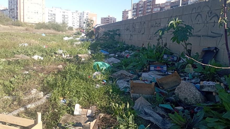 Basura a espuertas en el solar de Repsol