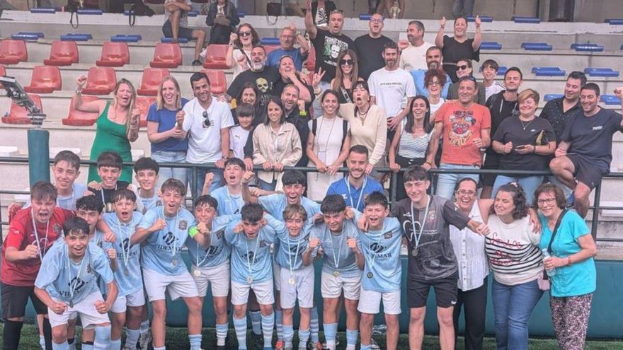 El equipo infantil del Moaña con cuerpo técnico y familias. |