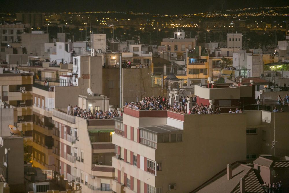 La Palmera de la Virgen ha hecho que la noche se convierta en día, en el cierre de la Nit de l''Albà