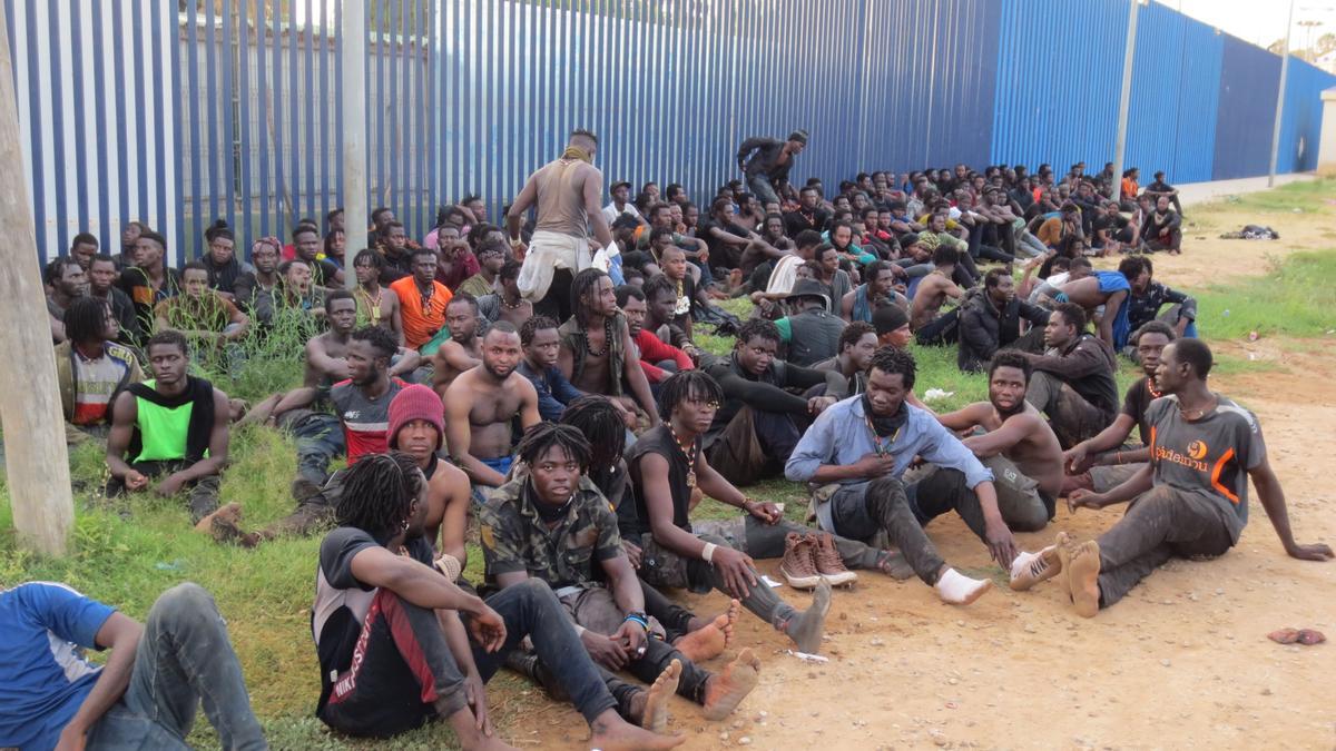 Un grupo de migrantes de origen subsahariano, a las puertas del Centro de Estancia Temporal de Inmigrantes (CETI) de Melilla, después de haber saltado la valla con Marruecos, el 22 de julio de 2021.