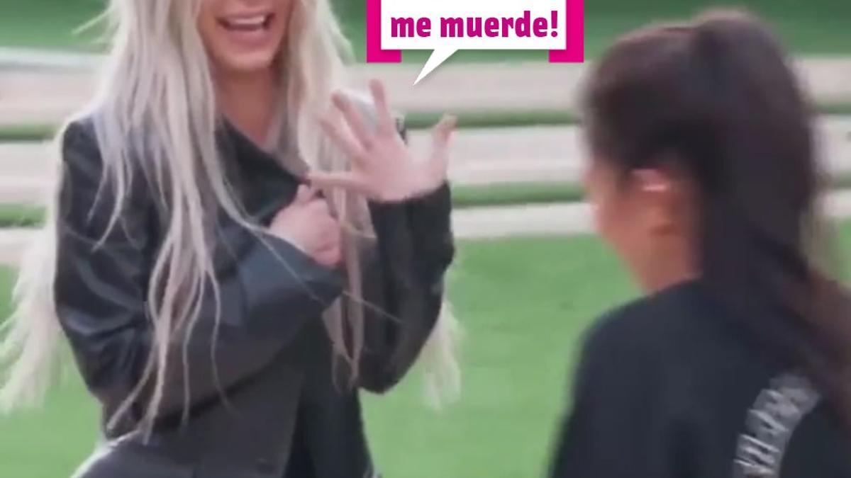 Kim Kardashian diciendo: "Llega a ser un perro y me muerde"