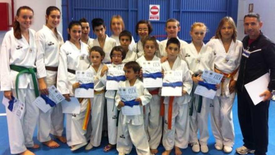 Doce medallas para el Club Taekwondo Catral