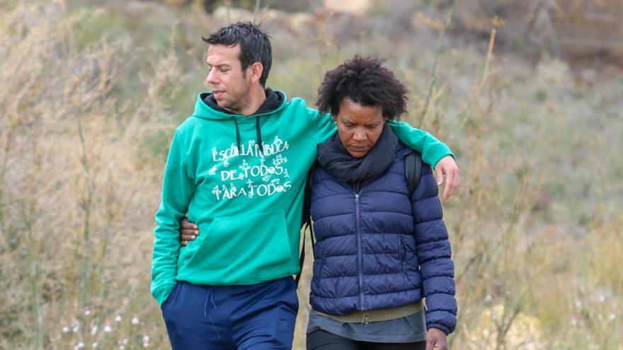 Ana Julia con el padre de Gabriel antes de que confesara el crimen.