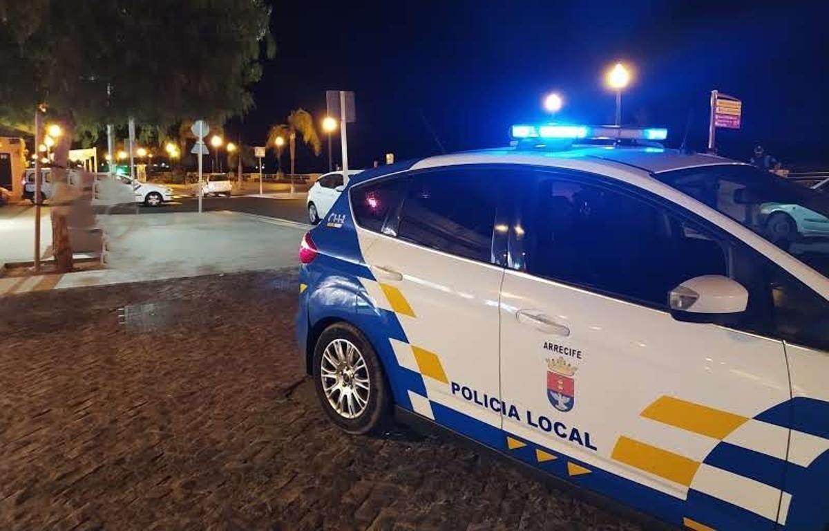 Vehículo de la Policía Local de Arrecife en la zona próxima donde se realizó la intervención, en la capital de Lanzarote