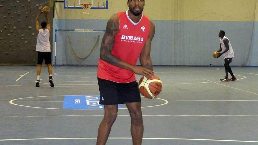 Marshall, a punto de lanzar a canasta durante el entrenamiento de ayer del Villa de Mieres en el polideportivo de Oñón.