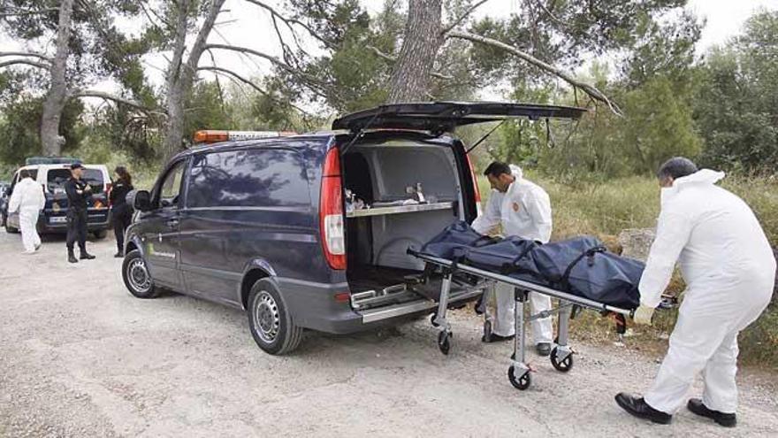 Empleados de la funeraria trasladan, anteayer, el cadáver del indigente en Son Rapinya.